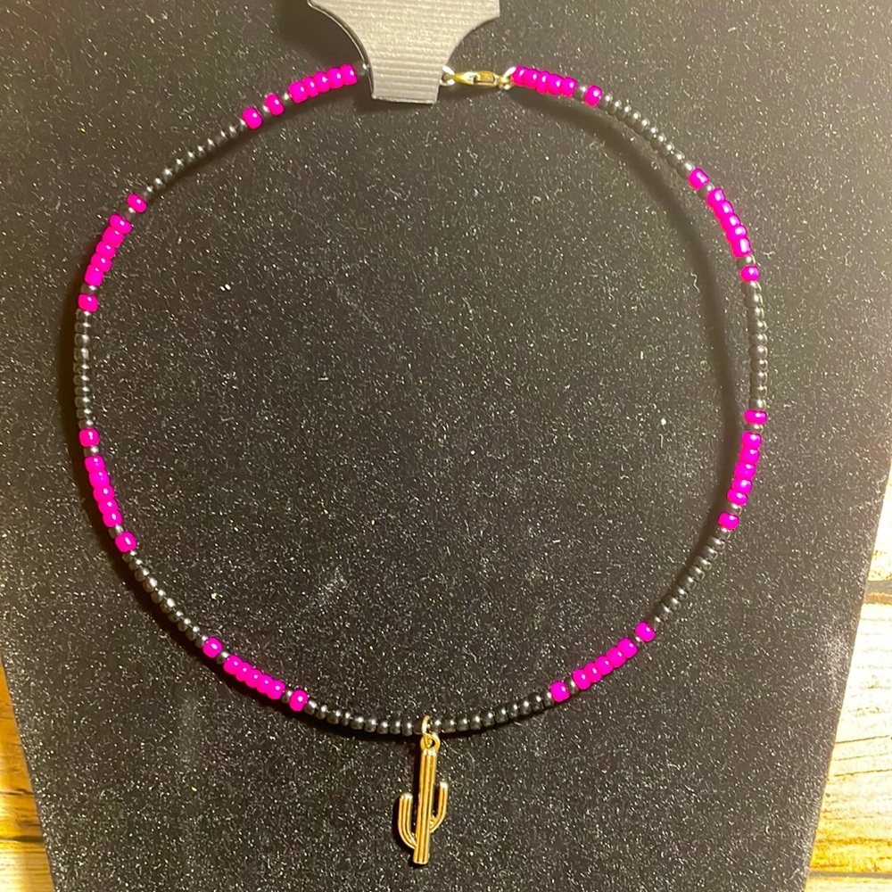 Cactus black/pink beaded choker